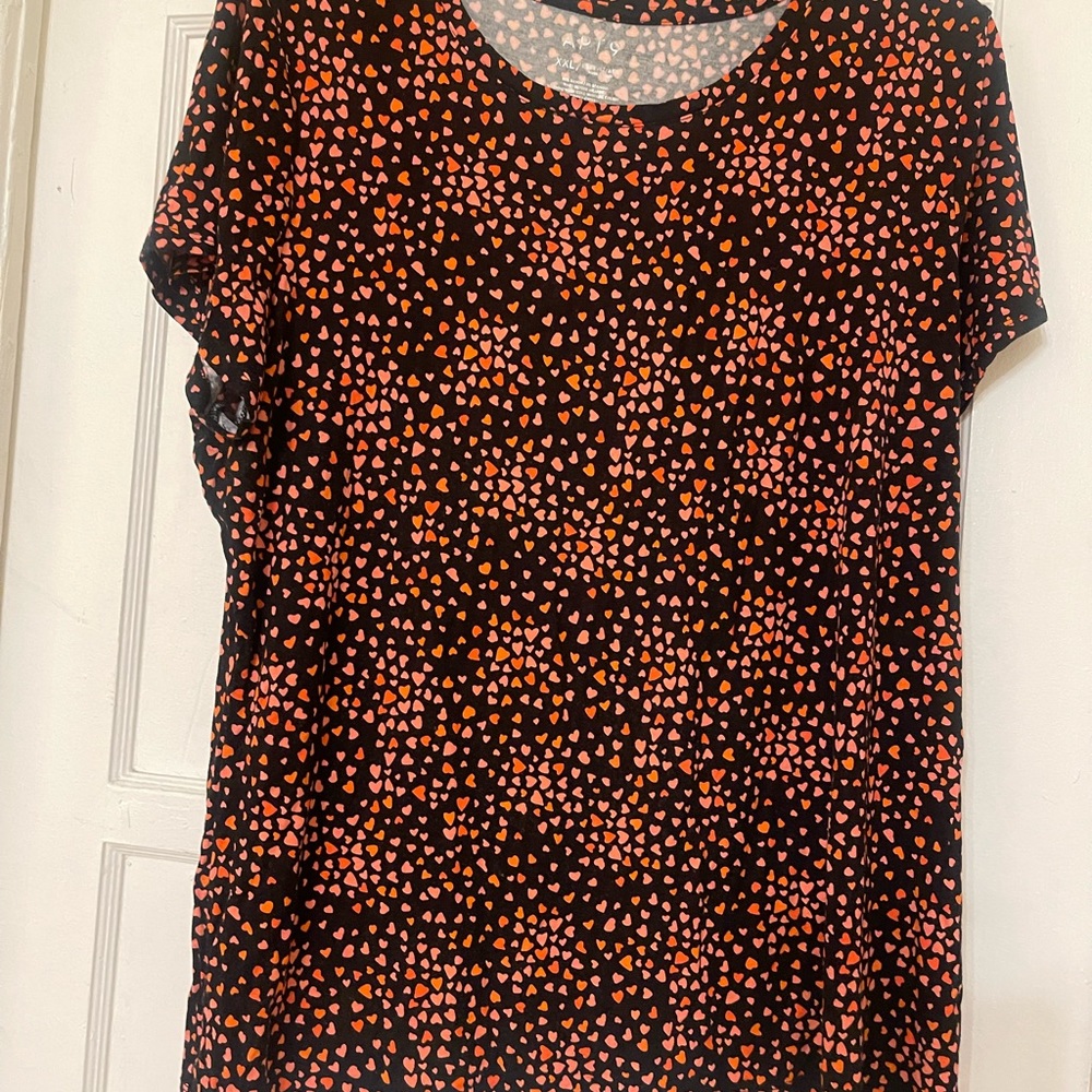 Women top. Size XX Large. Brand APT 9. Color black and orange.